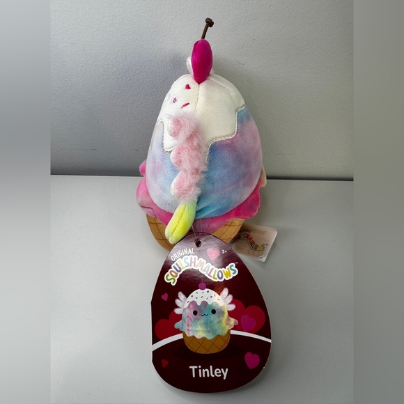 Tinley the Cupcake 🧁 Axolotl Squishmallow - Picture 2 of 3